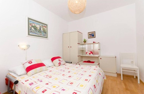 Bol Apartment | Sim - 130 m From sea - A2 Crveni