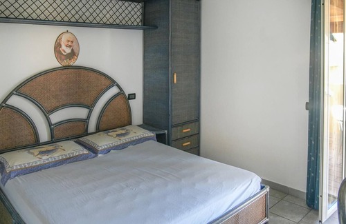Le Castella Apartment | Simple apartment with private entrance and a few steps from the beach, in the heart of Le Castelle.