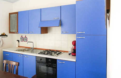 Le Castella Apartment | Simple apartment with private entrance and a few steps from the beach, in the heart of Le Castelle.