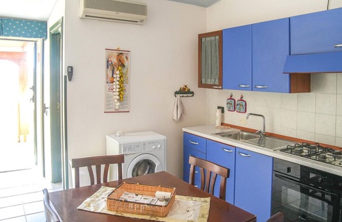Le Castella Apartment | Simple apartment with private entrance and a few steps from the beach, in the heart of Le Castelle.