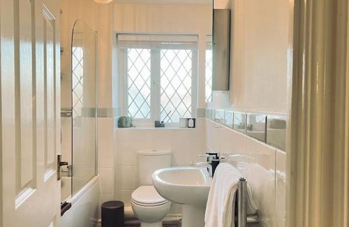 Broadheath House | Simple House w- FREE PARKING by Manchester Airport - FREE DROP-OFF