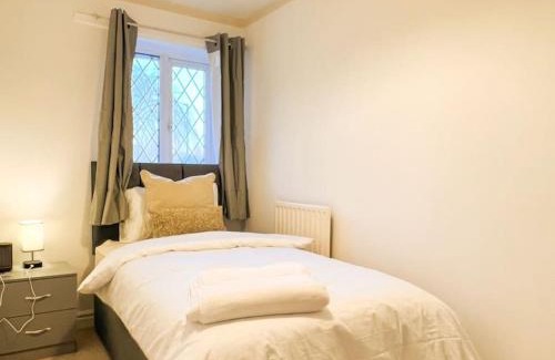 Broadheath House | Simple House w- FREE PARKING by Manchester Airport - FREE DROP-OFF