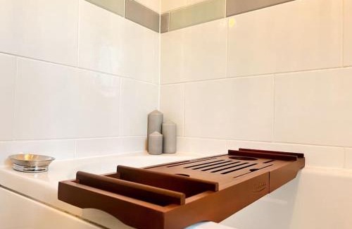 Broadheath House | Simple House w- FREE PARKING by Manchester Airport - FREE DROP-OFF