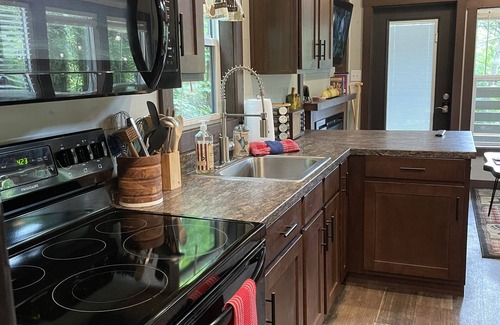 Brevard Cottage | Simply irresistible - serenity by the pond