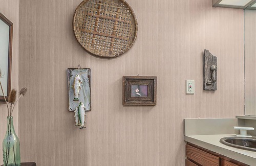 Maple City Condo | Single-level condo with a full kitchen, & washer/dryer