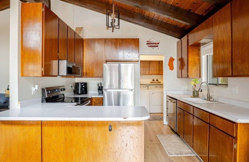 Black Bart Cabin | Single Level ✔ King & Queen Bed ✔ Dog friendly ✔ 3 Bedrooms ✔ Outside Fire Pit ✔