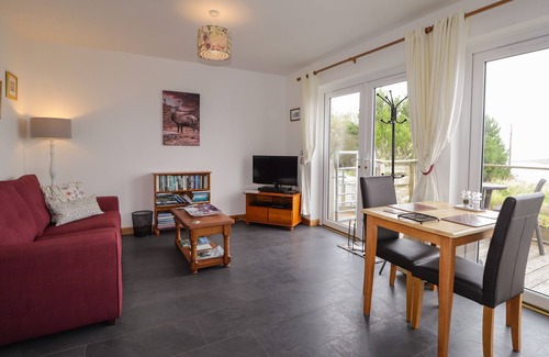Geary Cottage | SINGLE MALT COTTAGE, romantic, with a garden in Dunvegan