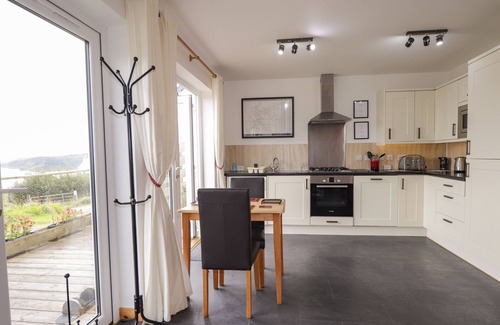 Geary Cottage | SINGLE MALT COTTAGE, romantic, with a garden in Dunvegan