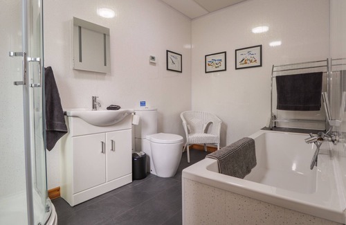 Geary Cottage | SINGLE MALT COTTAGE, romantic, with a garden in Dunvegan