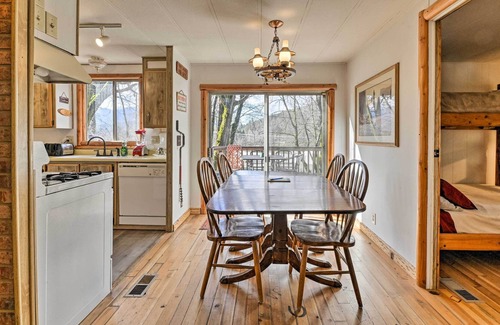 Grants Pass Cabin | Single-Story Grants Pass Home w/ Fire Pit!