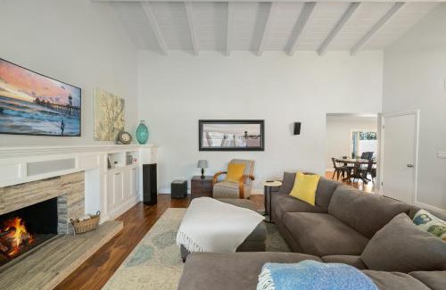 Huntington Beach House | Single story remodeled home w AC great backyard quit location near beach w bikes
