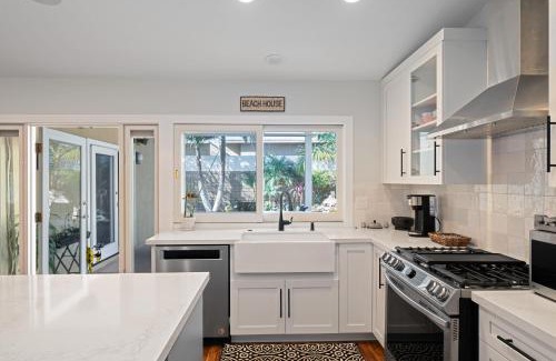 Huntington Beach House | Single story remodeled home w AC great backyard quit location near beach w bikes