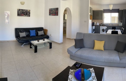 Universal Apartment | Sirena Sunrise, Cute Pool, Free Wifi, 15 Min walk to Beach or Shopping Mall