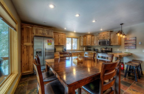 Lead Cabin | Sixteen Spoke Lodge