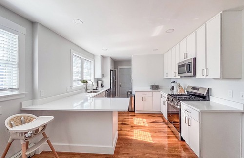 Newton Corner House | SJ2 - Spacious 6-bedroom home in welcoming Newton - 15 Min to Boston!