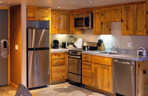 Olympic Valley Hotel | Ski Back to Your Door | 2 Rooms | Full Kitchen | Free Parking