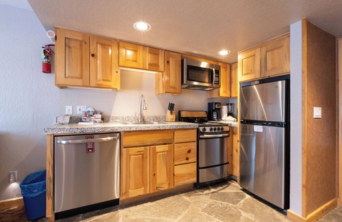 Olympic Valley Hotel | Ski Back to Your Door | 2 Rooms | Full Kitchen | Free Parking