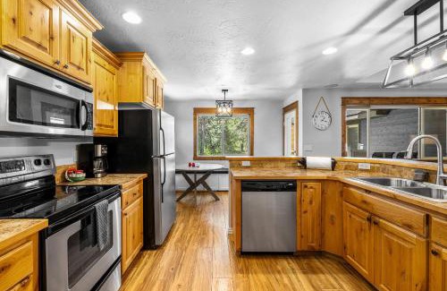 Fir Grove Estates House | Ski Haus- Remodeled- Near Tamarack and Lake Cascade- pet ok