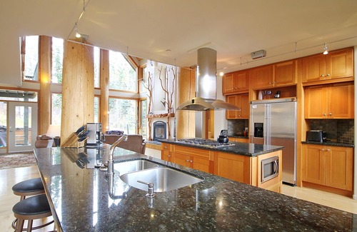 Golden House | Ski in/out, Luxury with Amazing Views, Open Concept, 29 ft Ceilings, Airy!