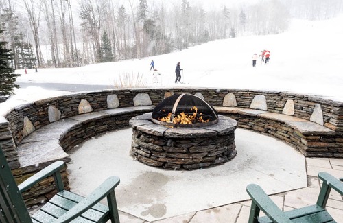 West Dover Apartment | Ski-In Resort Room | 2 Queen Beds