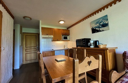 Les Menuires Apartment | Ski-in/Ski-out 4-6 Pax Apartment in Menuires – South-West Balcony, Near Shops and Restaurants