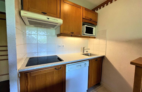 Les Menuires Apartment | Ski-in/Ski-out 4-6 Pax Apartment in Menuires – South-West Balcony, Near Shops and Restaurants