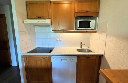 Les Menuires Apartment | Ski-in/Ski-out 4-6 Pax Apartment in Menuires – South-West Balcony, Near Shops and Restaurants