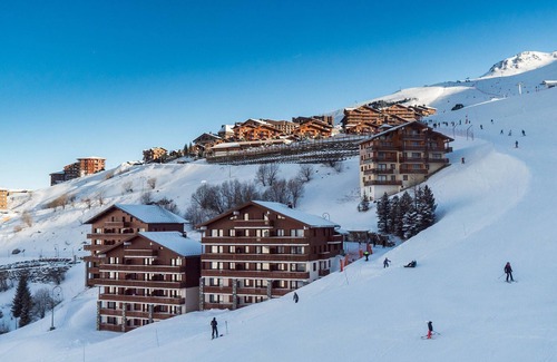 Les Menuires Apartment | Ski-in/Ski-out 4-6 Pax Apartment in Menuires – South-West Balcony, Near Shops and Restaurants