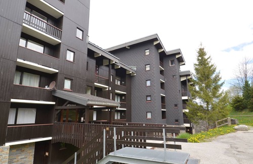 Les Menuires Apartment | Ski-In/Ski-Out Apt for 4 with Balcony, Pet-Friendly, and Mountain Views