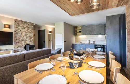 Risoul Apartment | Ski-in/ski-out & foot of the slopes, swimming pool, sauna, hammam, balcony, tv, ski locker, 96-102m²