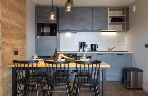 Risoul Apartment | Ski-in/ski-out & foot of the slopes, swimming pool, sauna, hammam, balcony, tv, ski locker, 96-102m²