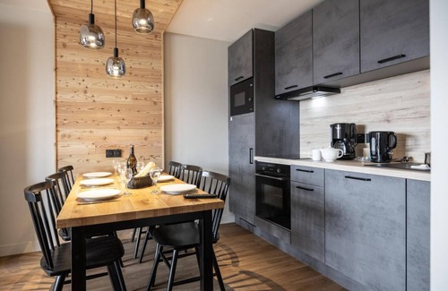 Risoul Apartment | Ski-in/ski-out & foot of the slopes, swimming pool, sauna, hammam, balcony, tv, ski locker, 96-102m²