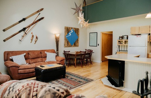 Plymouth Condo | Ski-In/Ski-Out Townhouse at Tenney Mountain Resort