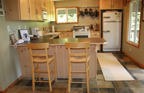 Hyak Cabin | Ski, snowboard, snowshoe, or just relax in the mountains away from the city.