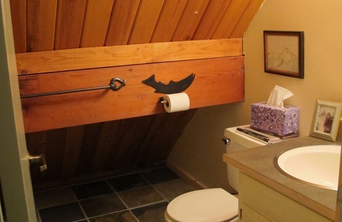 Hyak Cabin | Ski, snowboard, snowshoe, or just relax in the mountains away from the city.