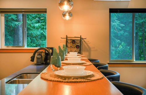 Warnick House | Ski, Soak, Stay! A/C, Pet-Friendly Cabin