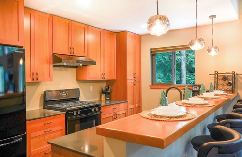 Warnick House | Ski, Soak, Stay! A/C, Pet-Friendly Cabin