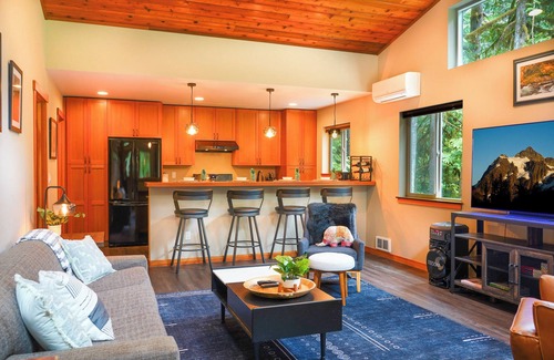Warnick House | Ski, Soak, Stay! A/C, Pet-Friendly Cabin