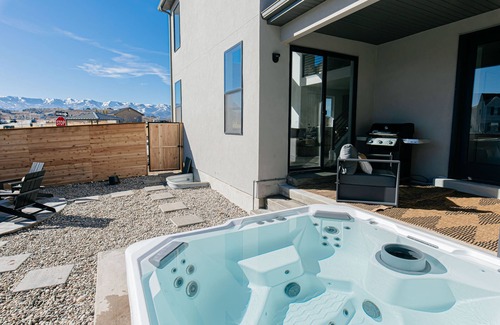 Park City Ski Chalet | Ski&Tee Mountain Chalet: modern retreat w/golf simulator, hot tub, & game room