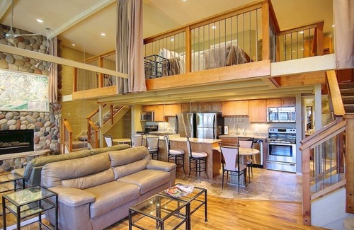 Steamboat Springs Villa | SKi/walk to slopes/VillagenGreat lofted unit close to slopes