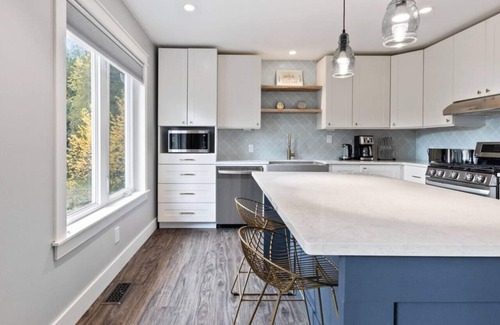 Meaford Cottage | Skipping Rock Loft: Play, Relax & Recharge