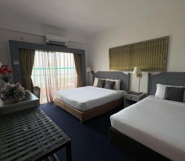 Tanjung Bungah Hotel | Sky beach resort