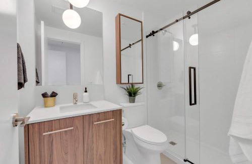 Eau Claire Apartment | Sky Jungle Oasis Calgary City Views Parking & Gym
