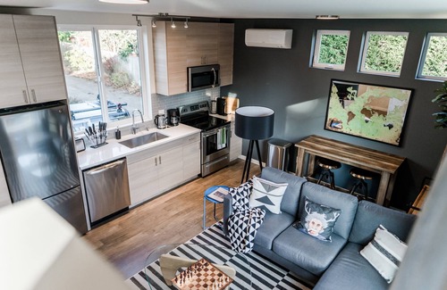 Madrona Apartment | Sky Mark Lux 2 - Seattle's Best Modern 3BD HomeTel