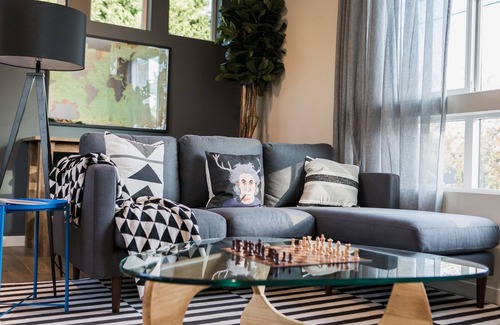Madrona Apartment | Sky Mark Lux 2 - Seattle's Best Modern 3BD HomeTel