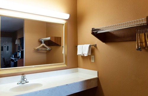 Western Division House | Sky Palace Inn & Suites By Jasper Laredo - Deluxe 1King Bed Non Smoking