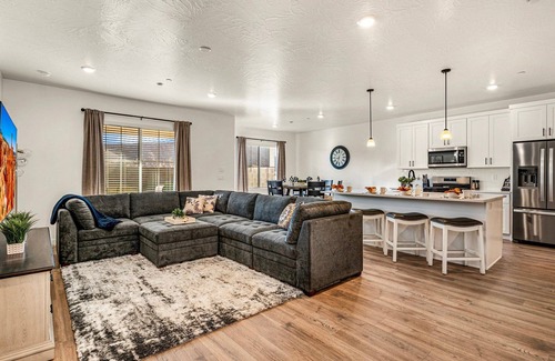 St. George House | Skyline 1645|Fire pit, Paddle boards, EV Charger, Community Amenities!