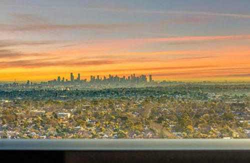 Box Hill Apartment | Skyline Luxury Penthouse with Spectacular View