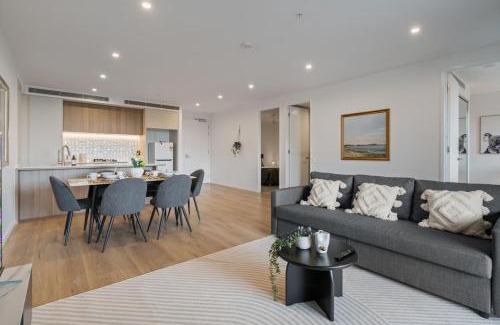 East Brisbane Apartment | Skyline n Rooftop Pool 2BR Modern Stay Near CBD