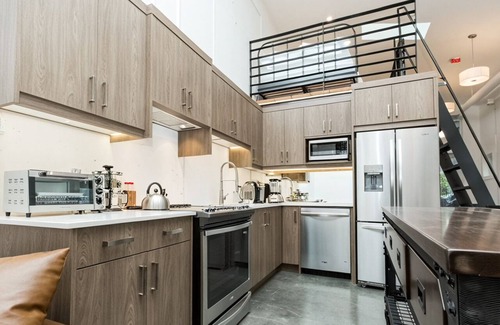 East Village Apartment | Skyline Penthouse |BBQ, Sleeps 8